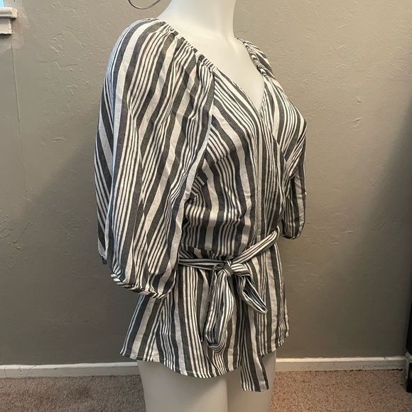 NWOT - Off the Shoulder Black and White Blouse - XL - Picture 4 of 4